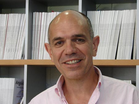Antonio M. Echavarren es doctor en Ciencias Qumicas por la Universidad Autnoma de Madrid