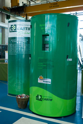 La mquina puede llegar a contener prensadas en su interior hasta 2.600 latas