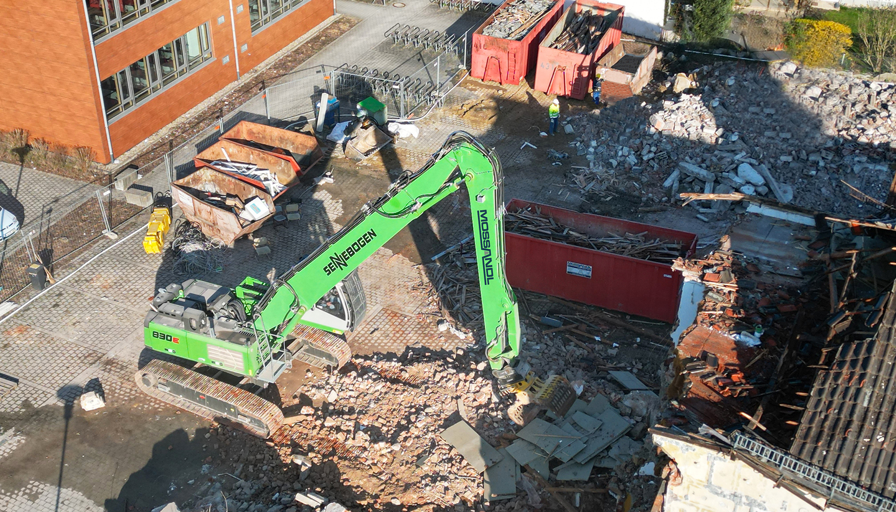Esta escavadora de demolio Sennebogen 830E teve de trabalhar numa rea muito restrita