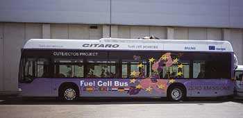 DaimlerChrysler entreg al Ayuntamiento de Madrid en mayo de 2003 uno de los tres autobuses alimentados con pila de combustible previstos en el...