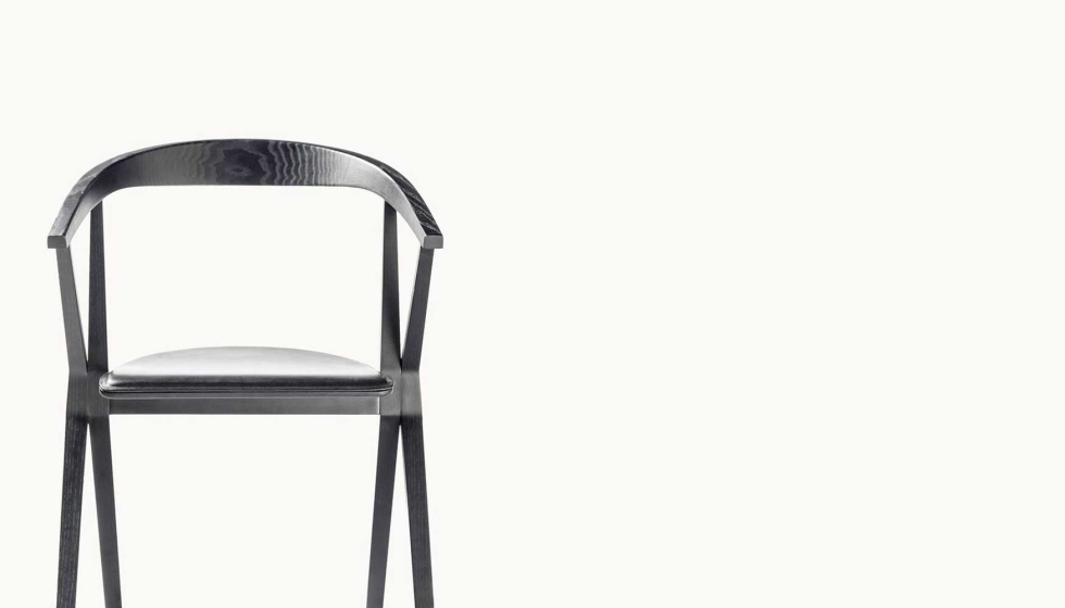 Silla B es una pieza singular, que se adapta a cualquier proyecto interior y destaca por su asiento abatible