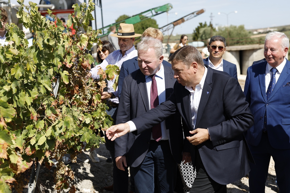 Los ministros de Agricultura de la UE se han acercado al mundo del vino con la visita a un lagar y a una emblemtica bodega andaluza durante su...