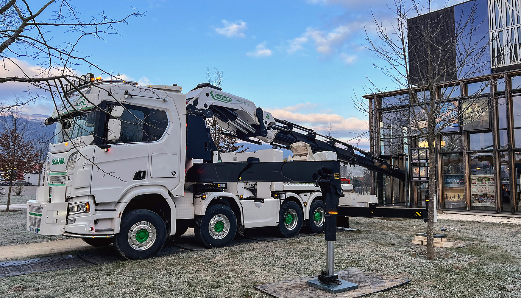 La nueva PK 165.002 TEC 7 se ha montado en un camin Scania 8x4 de doble traccin