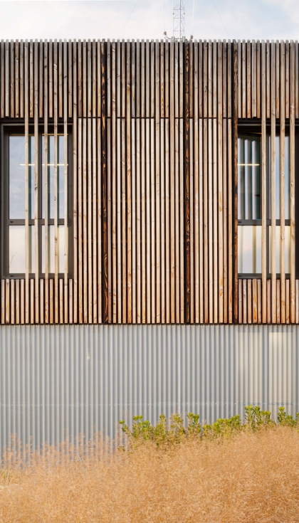 Detalle exterior del edificio donde la madera permite reducir la huella de carbono de esta comisara referente en construcciones pblicas...