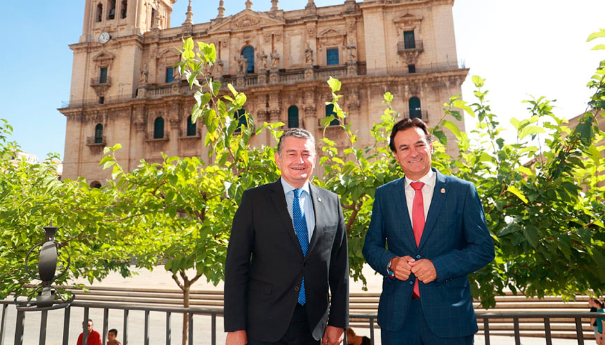 El consejero de la Presidencia, Interior, Dilogo Social y Simplificacin Administrativa, Antonio Sanz (a la izquierda), junto al alcalde de Jan...