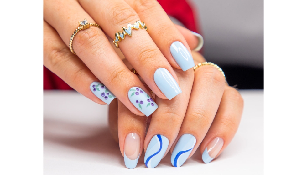 Foto de Masglo se une a la tendencia Blueberry Milk Nails que conquista a celebridades y artistas