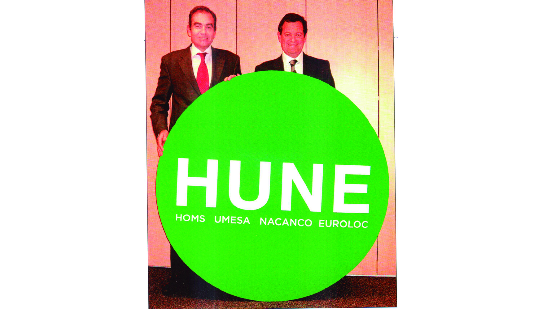 Juan Dionis, consejero delegado de Hune, y Luis Camilleri, director general de Advent Internacional en Espaa, con la nueva imagen de la marca...