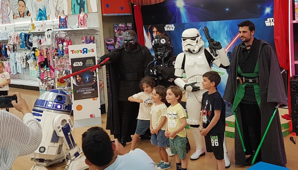 Toys 'R' Us celebra organiza actividades con los personajes favoritos de los nios