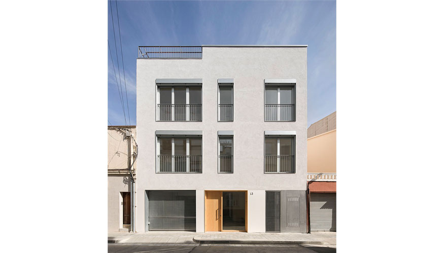 Esta vivienda plurifamiliar se sit�a entre medianeras en la localidad barcelonesa de Vallirana y consta de planta baja, m�s tres alturas...