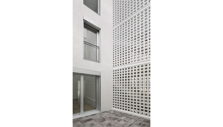 Detalle de las celos�as de cer�mica que act�a de extensi�n de la ventilaci�n e iluminaci�n del exterior hacia los espacios comunes del interior...