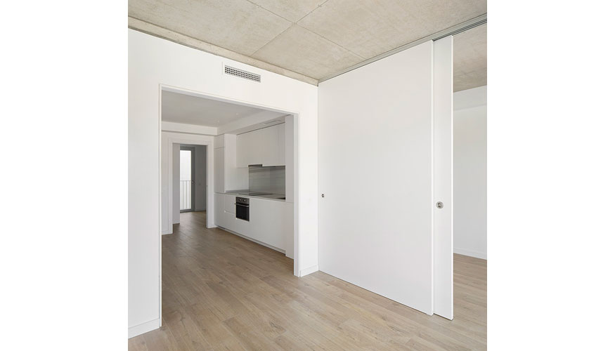 Interior de una de las residencias que destaca por ser espacios di�fanos y luminosos