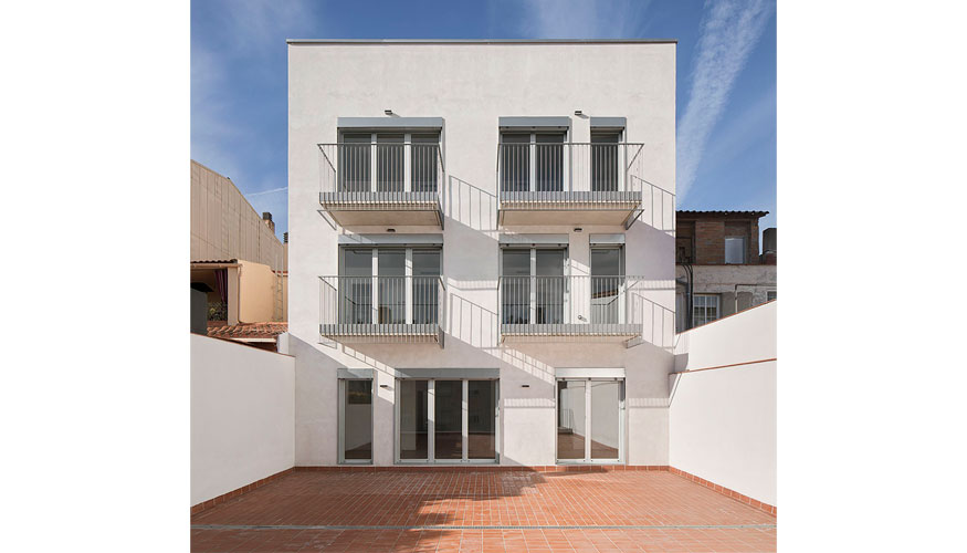 Visi�n trasera del edificio con la terraza de la vivienda de la primera planta y los balcones de los pisos superiores...