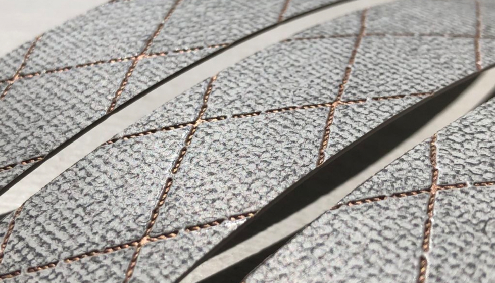 Foto de Nuevo canto efecto costura rombos: diseño textil con hilo metalizado cobre