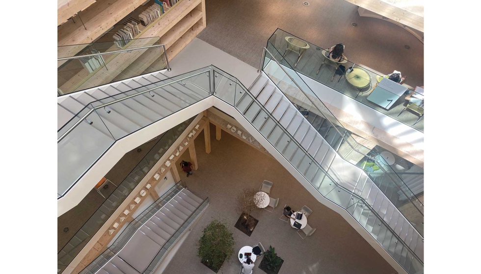 La escalera infinita del interior que conecta las distintas plantas de esta biblioteca moderna, que se adeca a las necesidades del usuario actual...