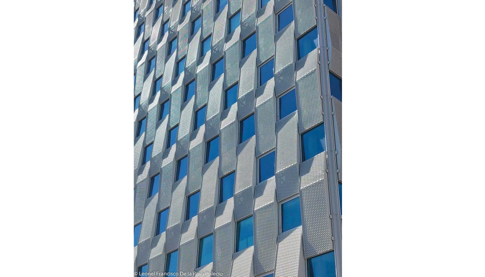 Edificio Landmark, Barcelona. Arquitectos: BCA + Blanch + Conca Arquitectura. Detalle de Fachada Entinema...