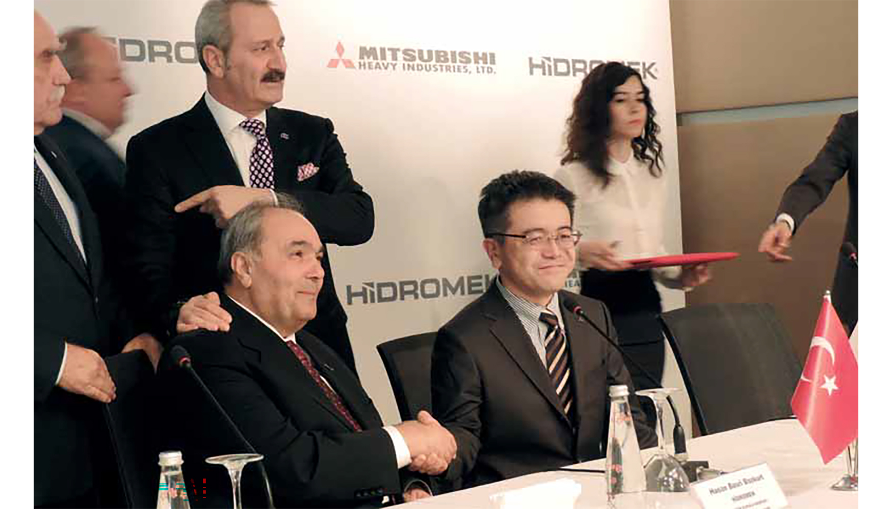 Hasan Basri Bozkurt, presidente y fundador de Hidromek, y Takao Oda, de la divisin de Vehculos Especiales de Mitsubishi, en la firma del acuerdo...