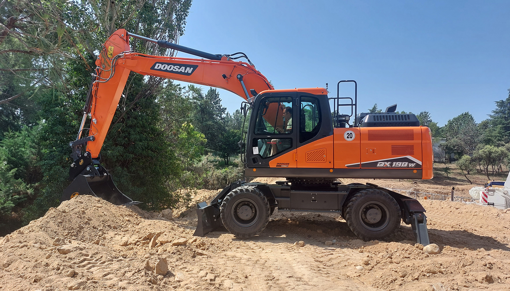 Excavadora de ruedas Develon DX190W-7