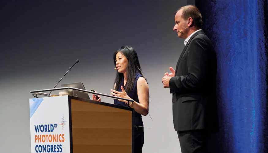 La mesa redonde entre Tammy Ma (LLNL, izquierda) y Constantin Hfner, director del Fraunhofer ILT...