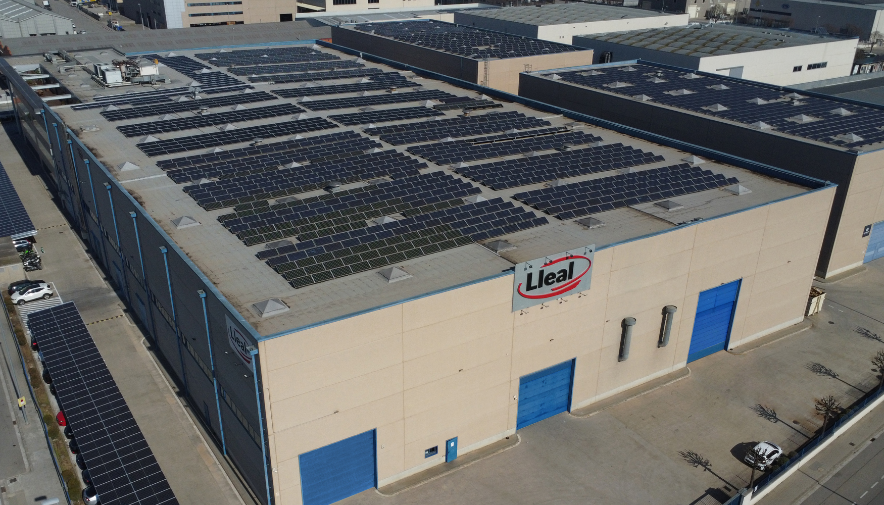 Lleal cuenta con una instalacin de autoconsumo fotovoltaico de 550 kW que le permite tener una generacin de energa elctrica renovable superior a...