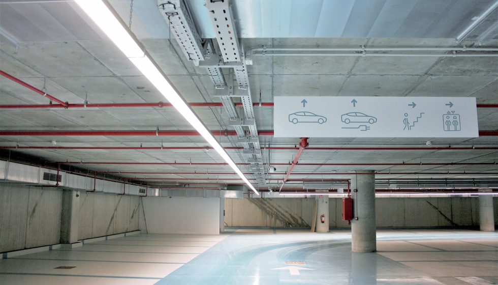 Detalle de la zona de parking con las luminarias Siela