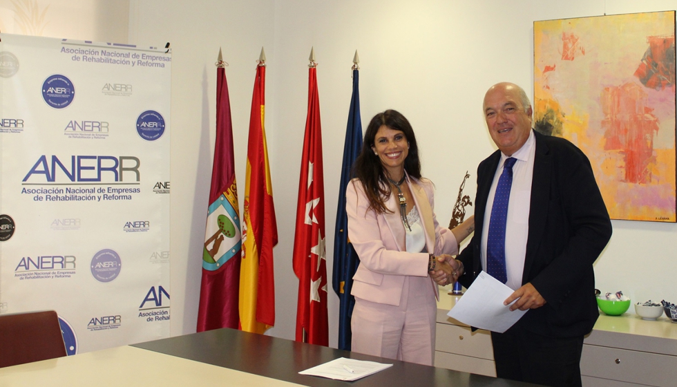 Ctia Alves, directora de Sostenibilidad y Rehabilitacin de UCI; y Fernando Prieto, presidente de ANERR, tras la firma del acuerdo de colaboracin...