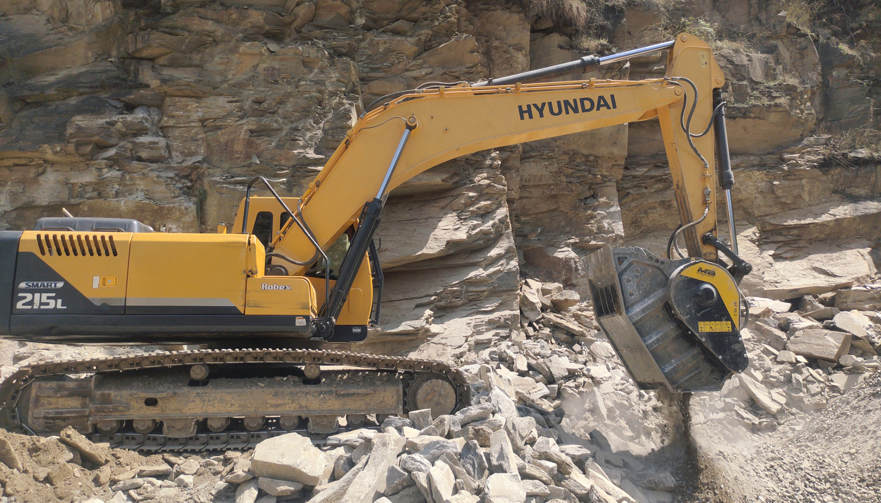 Cuchara MB Crusher en excavadora Hyundai R210 -India