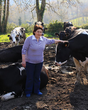 Nieves Gutirrez junto a algunas de las 55 vacas de la explotacin en la que trabaja junto a su marido