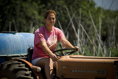 Gemma Garcia a bordo de un tractor en el huerto que explota. Foto: JARC