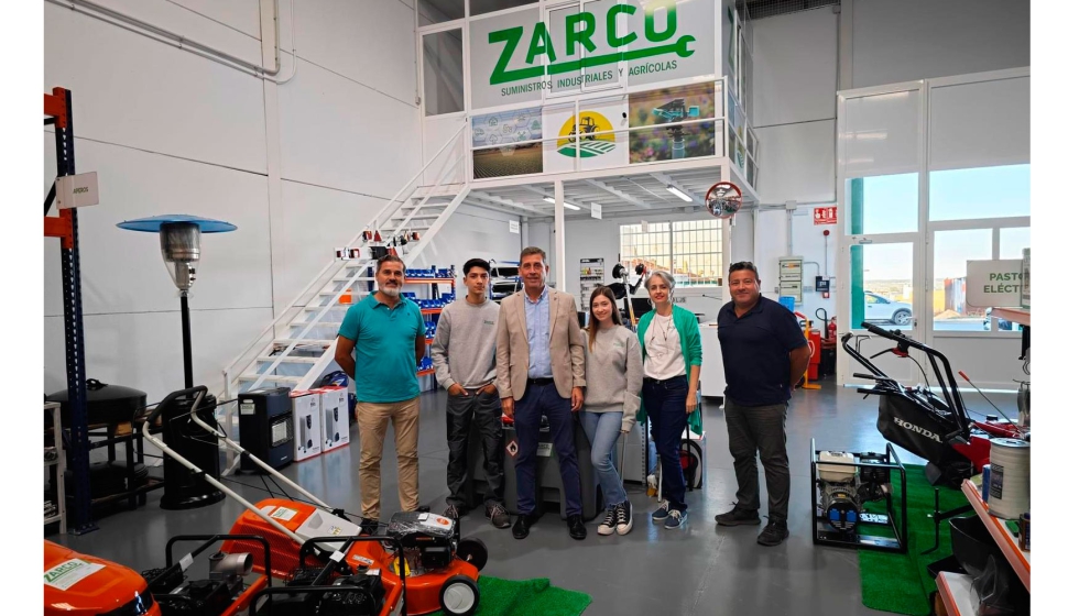 El equipo de Zarco junto al alcalde de Almonte en su inauguracin
