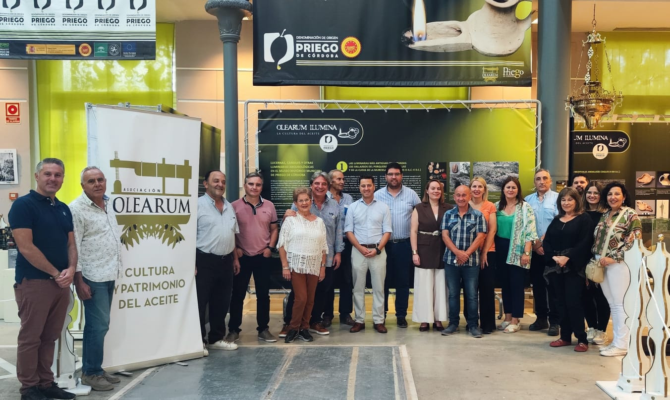 Foto de La DOP Priego de Córdoba inaugura la exposición 'Olearum ilumina la cultura del aceite'