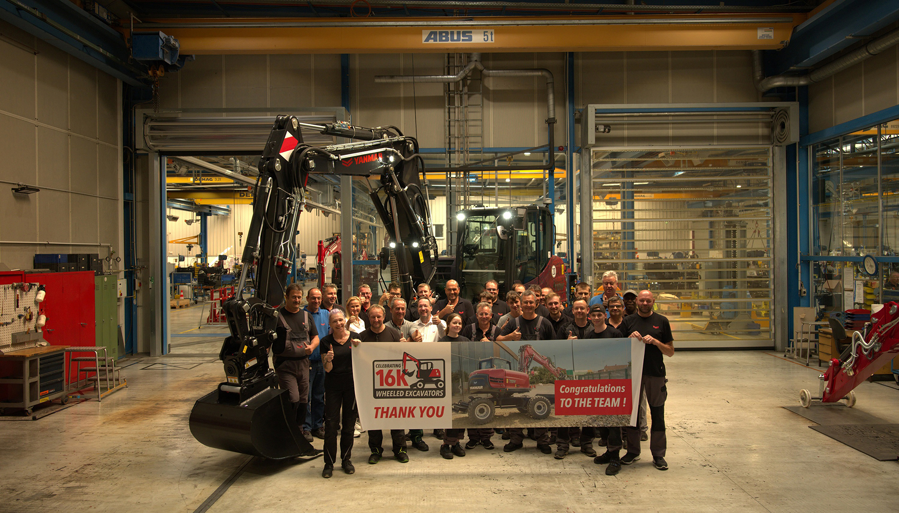 La excavadora conmemorativa impresiona por su dise�o llamativo y especial...