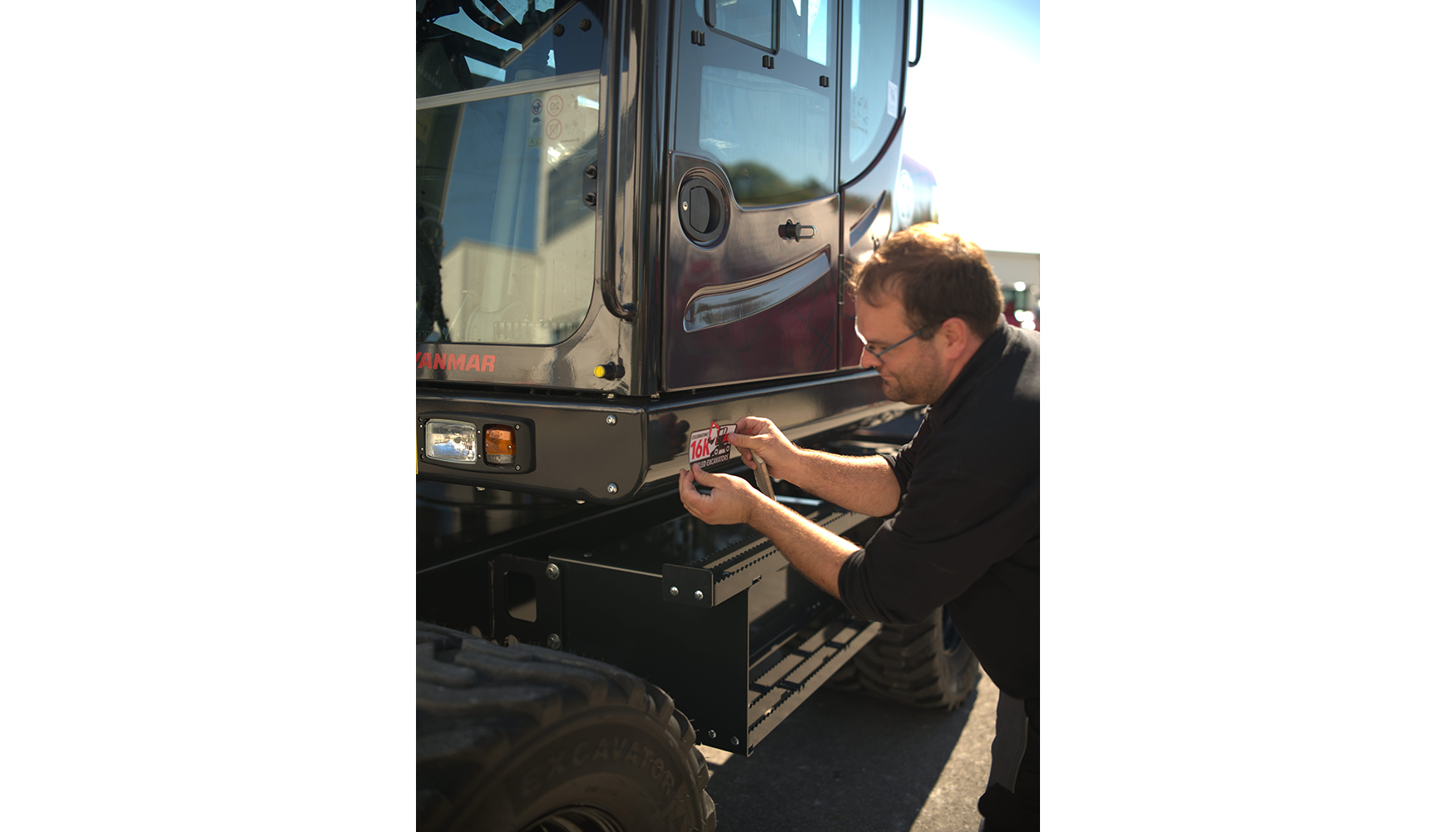 Kai Hacker, empleado del centro de Crailsheim, tuvo el honor de aplicar la pegatina de 16k