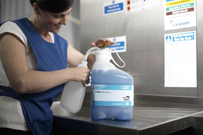  Los detergentes y desinfectantes de Diversey se envasan en Safepack, un formato que optimiza la dosificacin de producto...