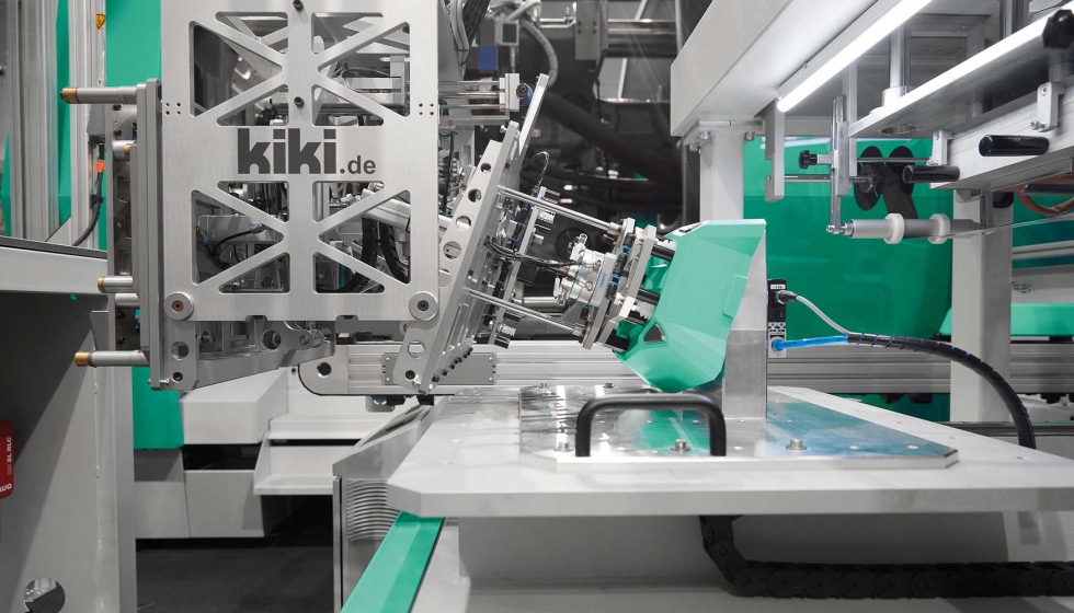 Un robot Scara y un sistema de robot lineal Multilift V 40 manipulan las mitades de la caja de herramientas