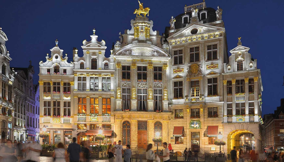 Grans Plaxe de Bruselas. Mezcla de iluminacin general frontal y rasante. Fuente: Schreder