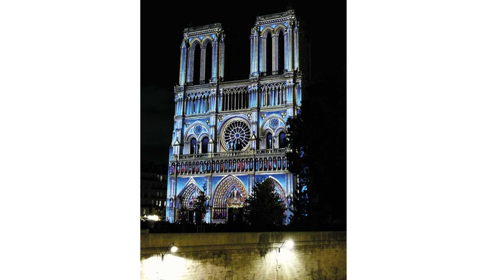 Ejemplo de mapping abstracto sobre Notre Dame en Pars. Foto: Anna Bentez