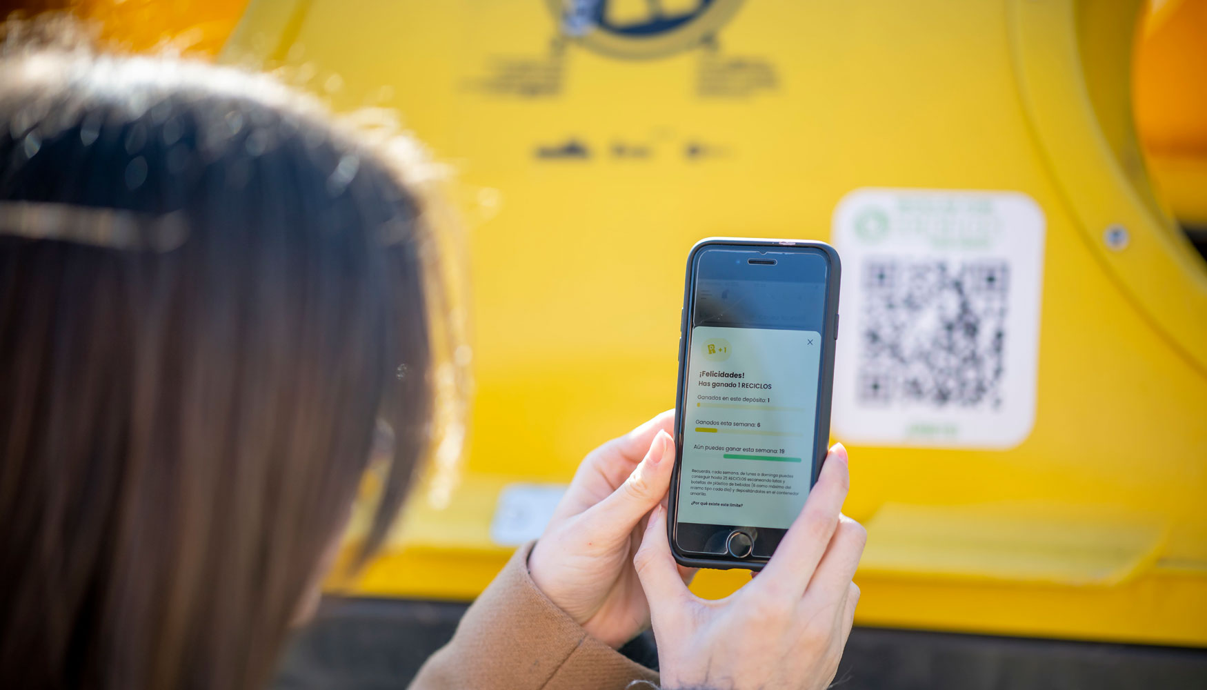 Cuando los usuarios de la app Reciclos se encuentren junto al contendor amarillo deben escanear el cdigo QR que hay en l...
