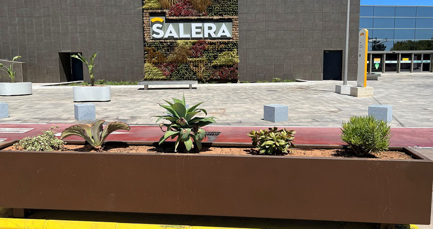 Representaciones Martn Mena ha suministrado al centro comercial La Salera 45 jardineras personalizadas