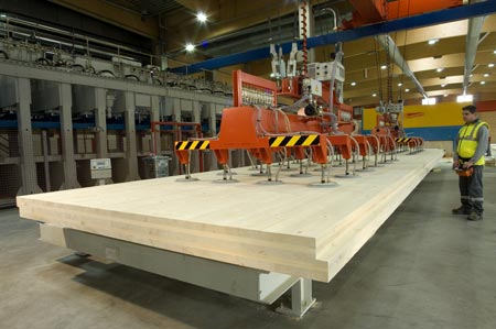 Un operario trabaja en la fbrica de CLT de Stora Enso en Bad St. Leonhard (Austria)