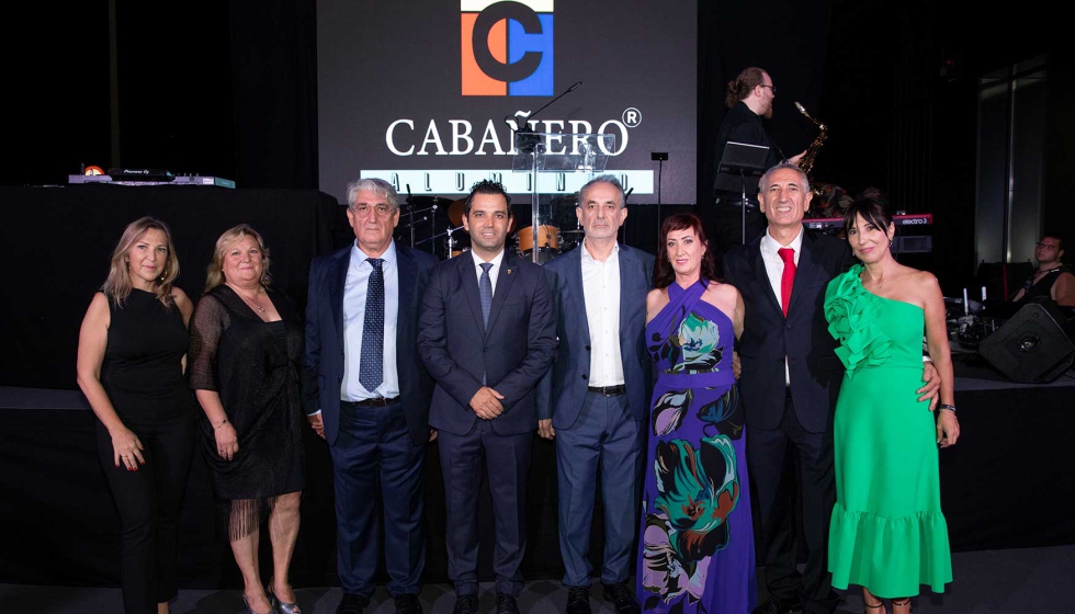 La familia Cabaero, junto al alcalde de Paterna, en el centro de la imagen, durante la celebracin de los 45 aos de la firma...