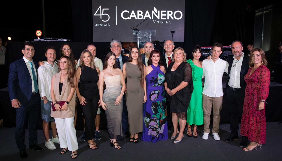 La familia Cabaero, al completo, subi al escenario para celebrar el aniversario de la firma