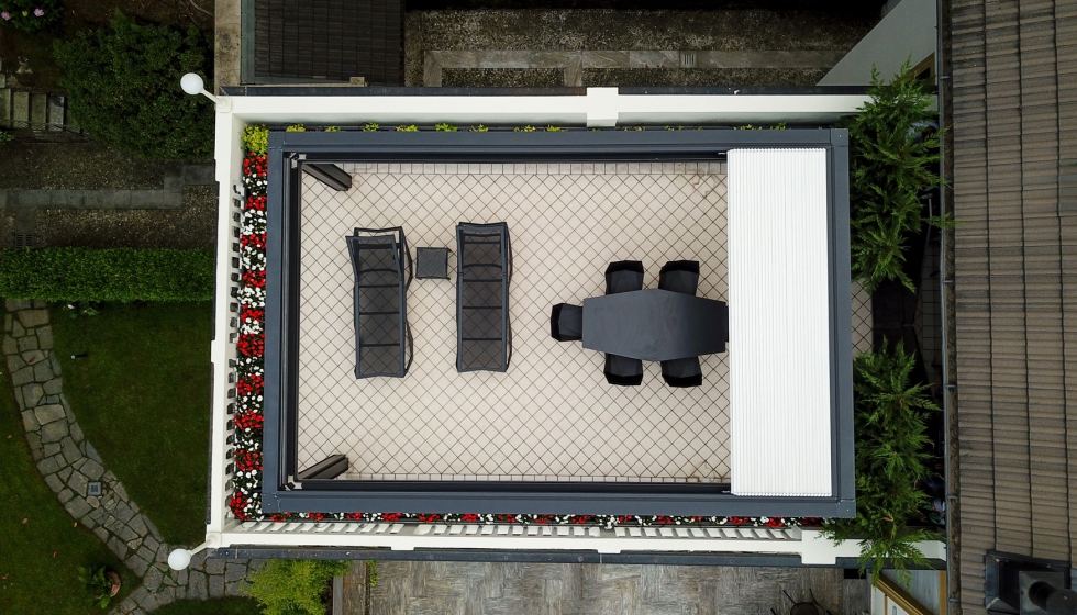 Vista cenital de la prgola bioclimtica Kedry Skylife en Villa Barberis