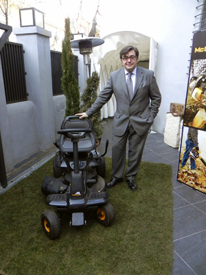 Manuel Castro, general manager de Espaa y Portugal de Gardena, posa orgulloso junto al nuevo Mowcart 66 de McCulloch