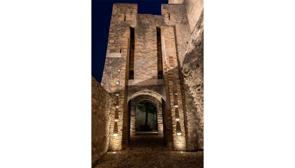 Una de las torres del Castillo Scaligero de Malcesine con las soluciones lumnicas de L&L Luce & Light. Foto: Alessio Tamborini...