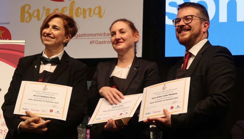 Anna Casabona recogiendo su premio de segunda clasificada en el Concurso del Mejor Sommelier de Catalunya en 2019