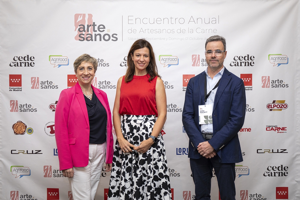 Mara Snchez, secretaria general de Cedecarne y directora general de Carnimad, junto a Marta Nieto, directora general de Comercio...