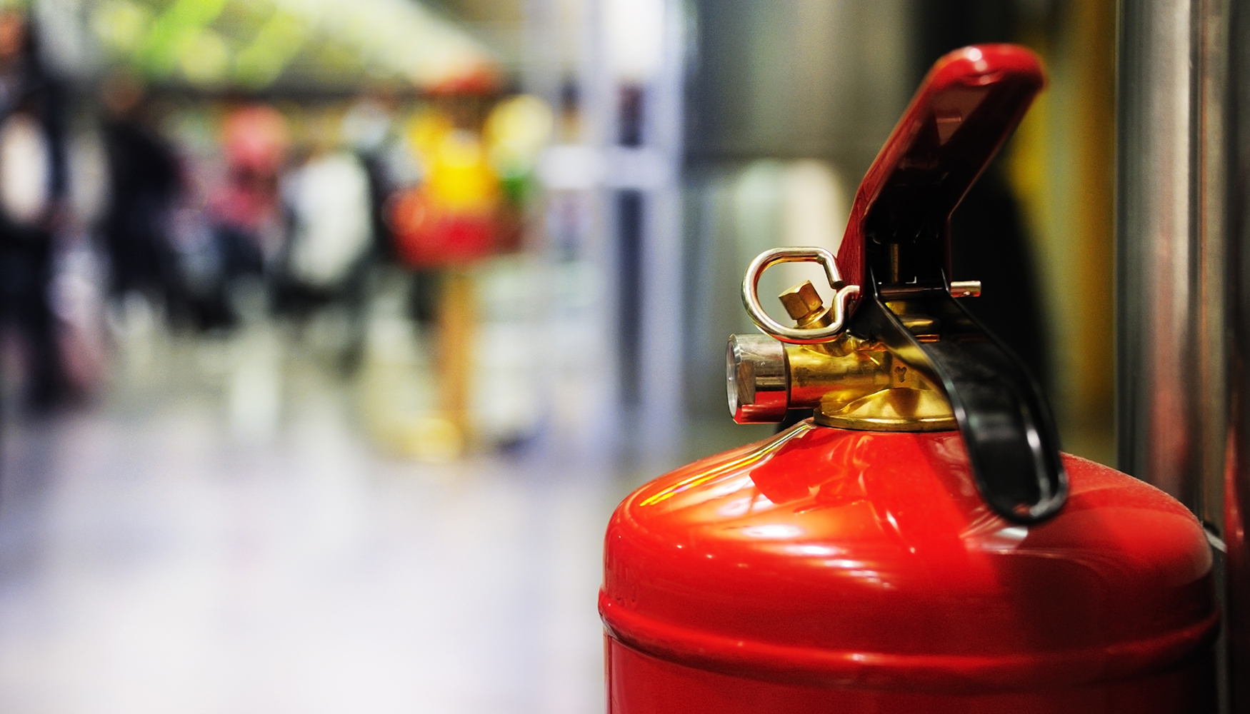 Salidas de emergencia e instalaciones de proteccin contra incendios, como extintores y BIEs, deben estar accesibles y sealizados...