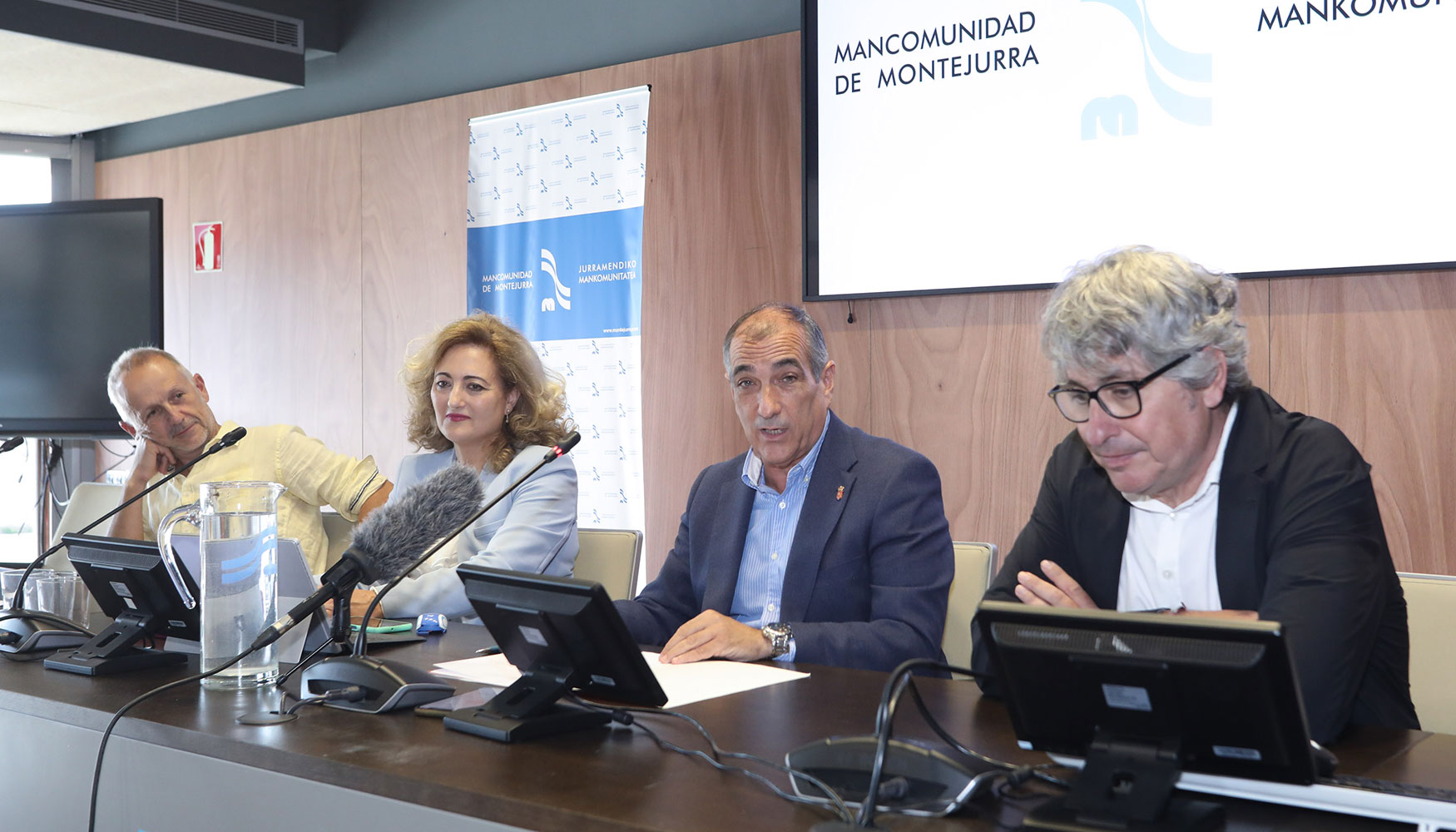 El consejero de Cohesin Territorial, scar Chivite, el presidente de la Mancomunidad de la Comarca de Pamplona, David Campin...