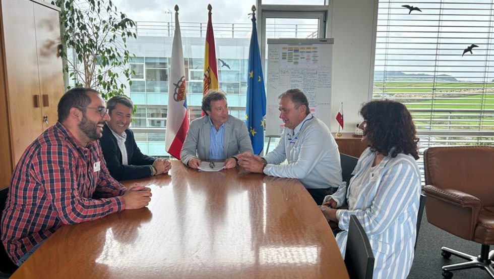 El consejero, durante su encuentro con representantes del Ayuntamiento de Cabezn de la Sal y la Asociacin de Raza Tudanca (Foto...