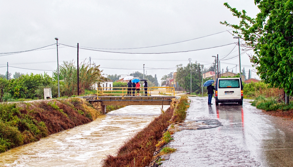 Carretera cerrada al trfico por inundaciones en el Regueron, Murcia, Espaa